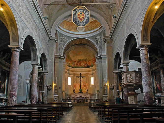 Interno del Duomo di Pietrasanta