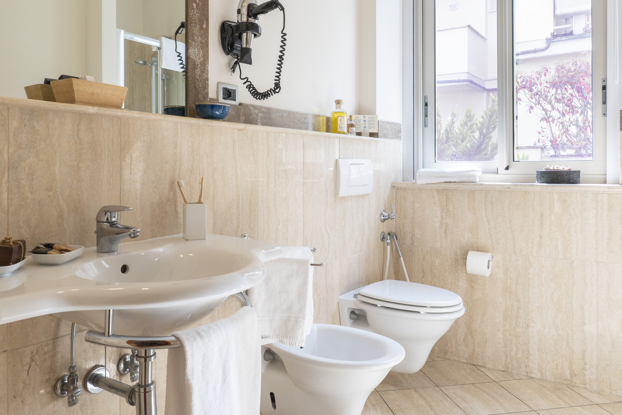 Bagno in travertino con doccia