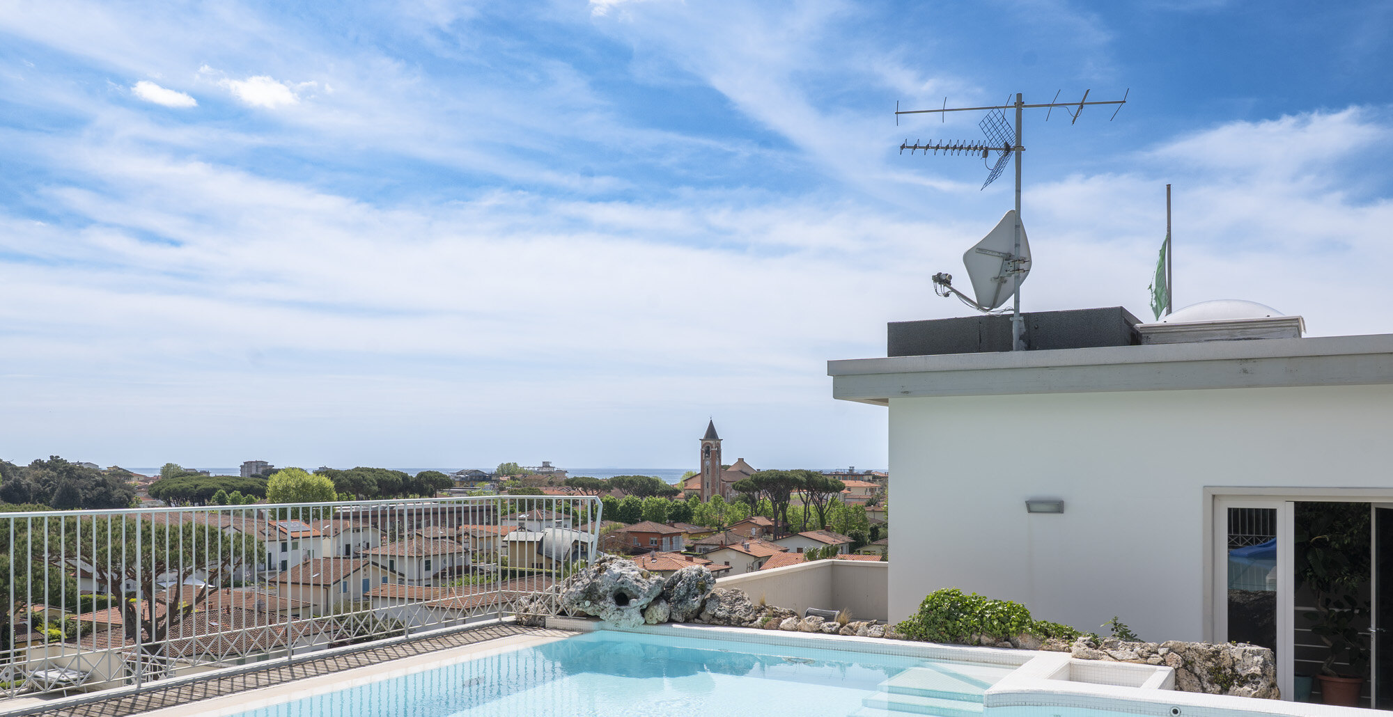 Piscina panoramica del Verdeluna con vista sulle Alpi Apuane