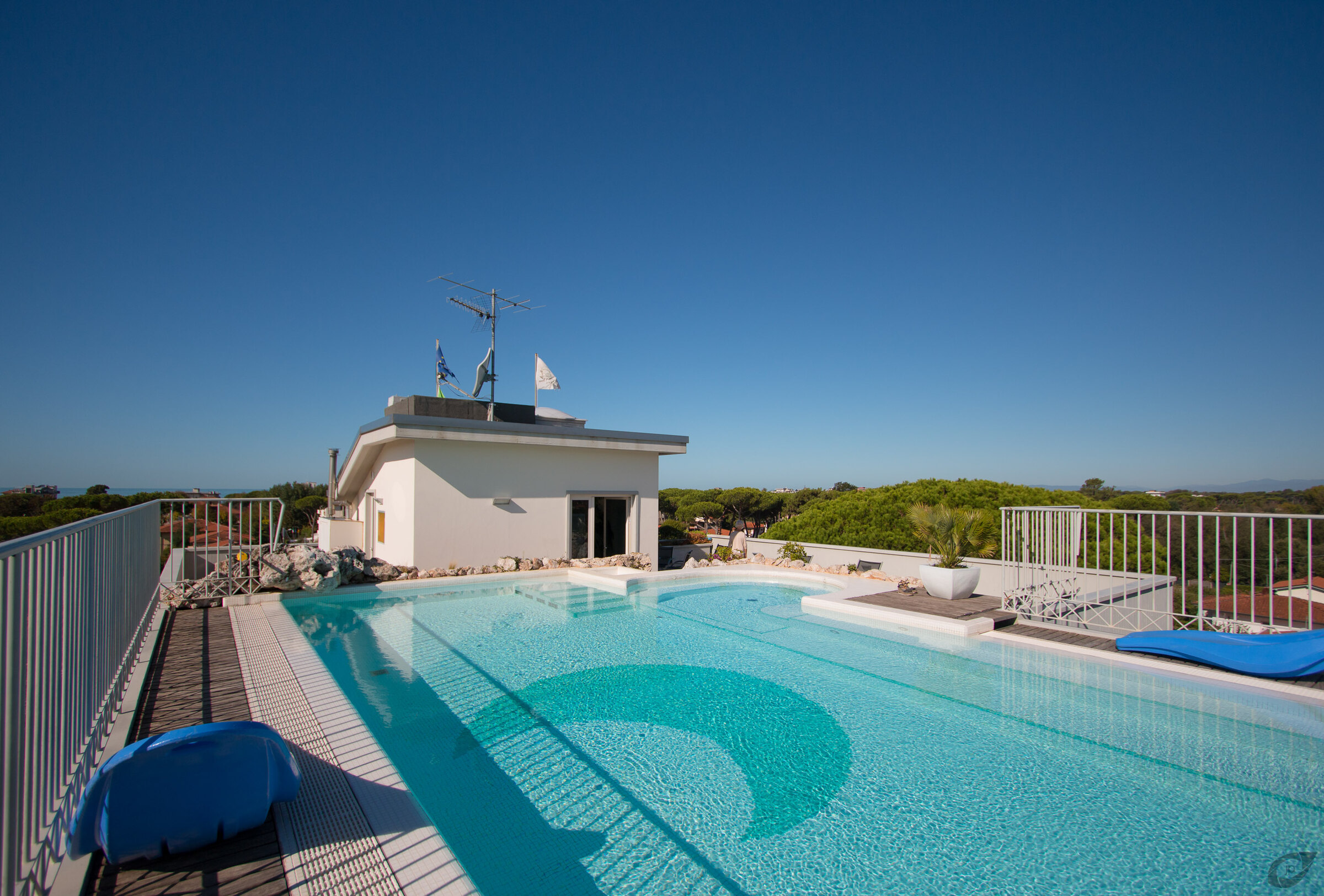 Piscina panoramica sul rooftop del Verdeluna con vista sulle Alpi Apuane