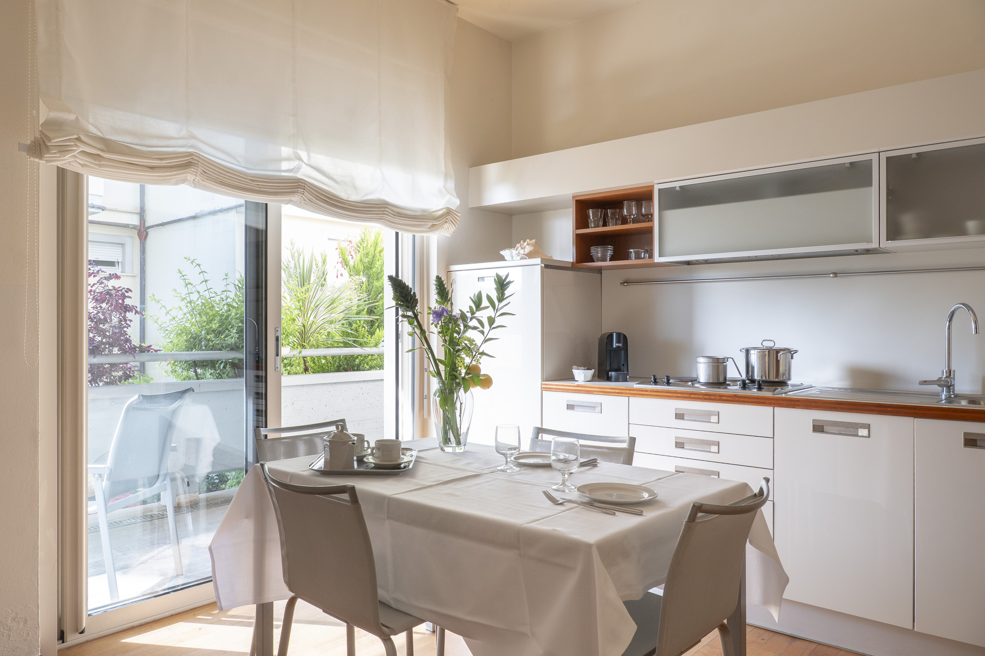 Cucina e zona pranzo luminosa con vista