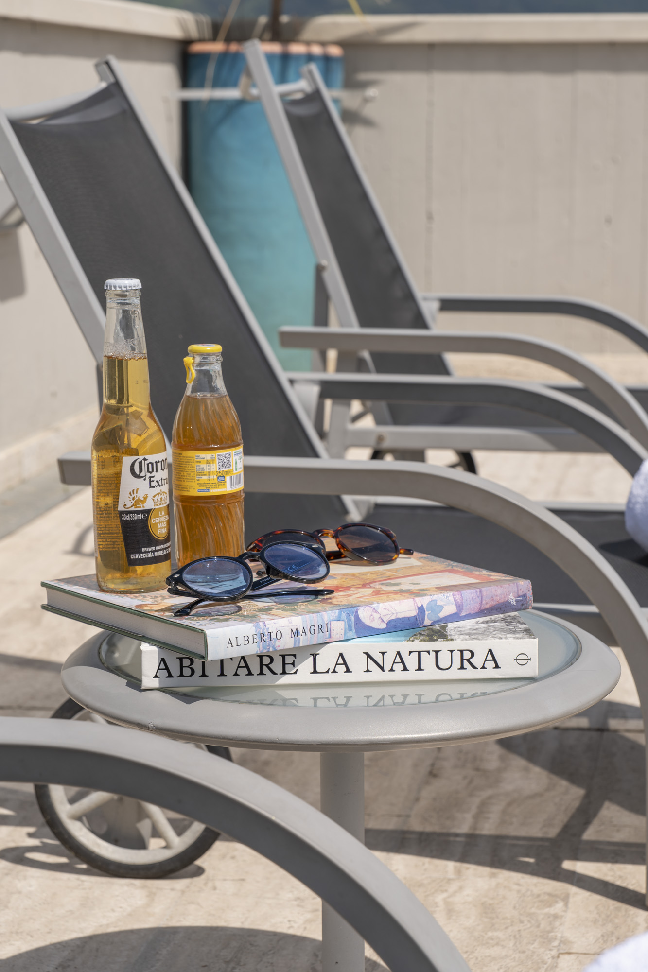 Lettino con aperitivo e vista panoramica