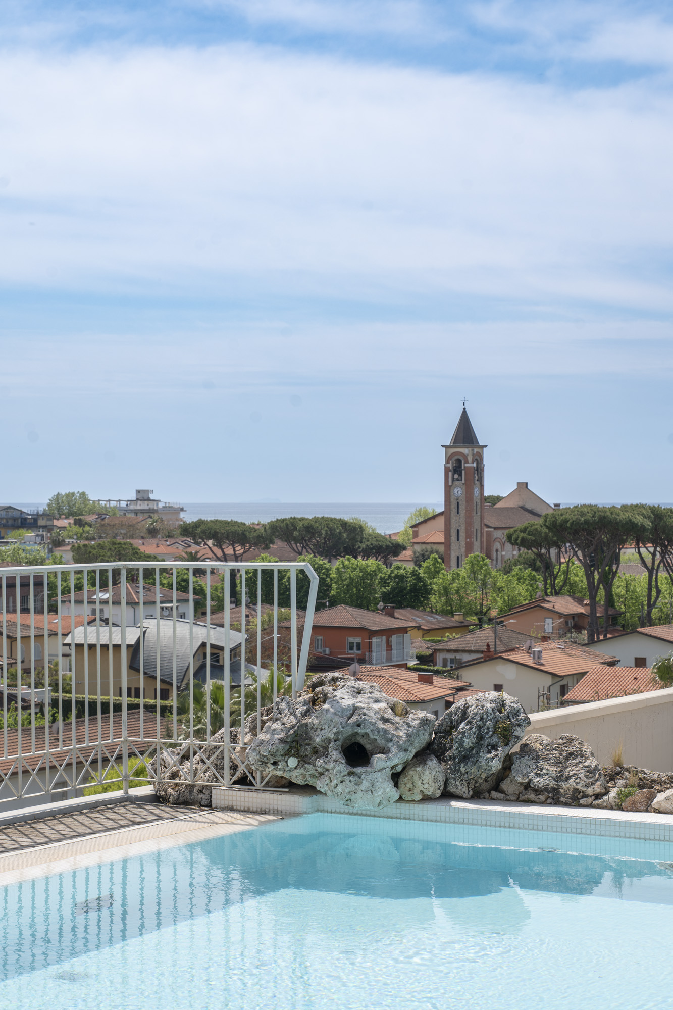 Piscina panoramica con vista sui campanili di Pietrasanta