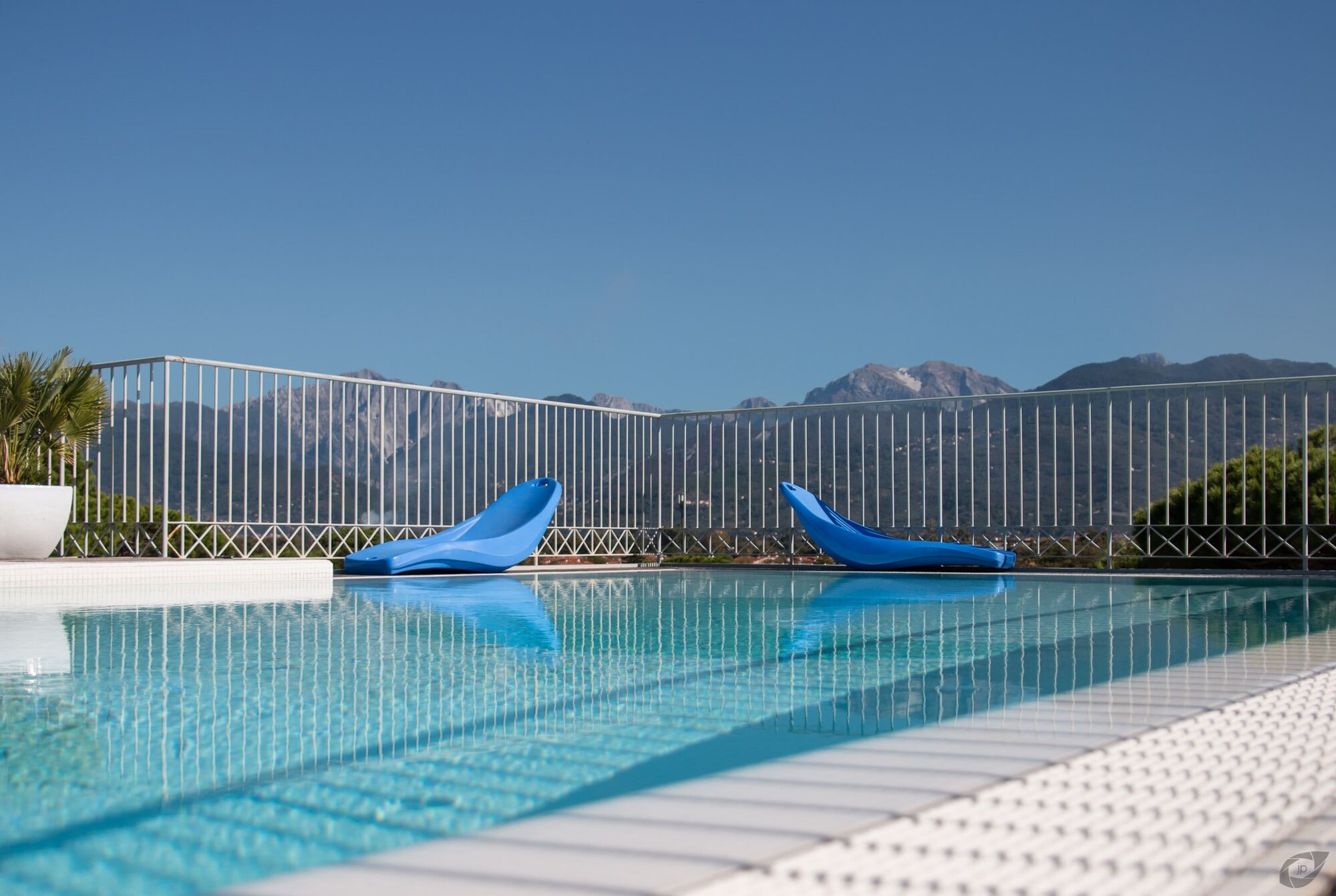 Piscina sul rooftop con scogliera e Alpi Apuane sullo sfondo