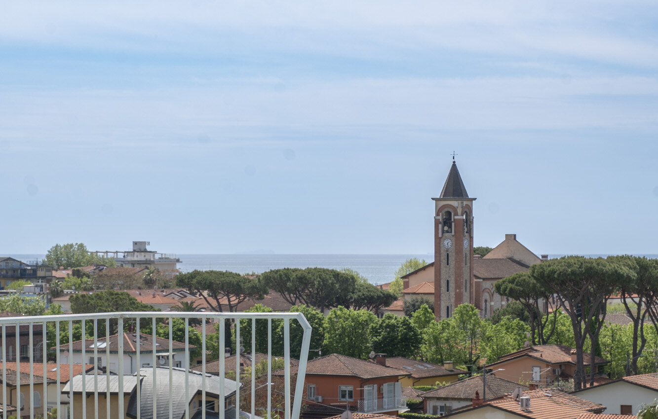 Piscina con vista sui campanili e i tetti di Pietrasanta