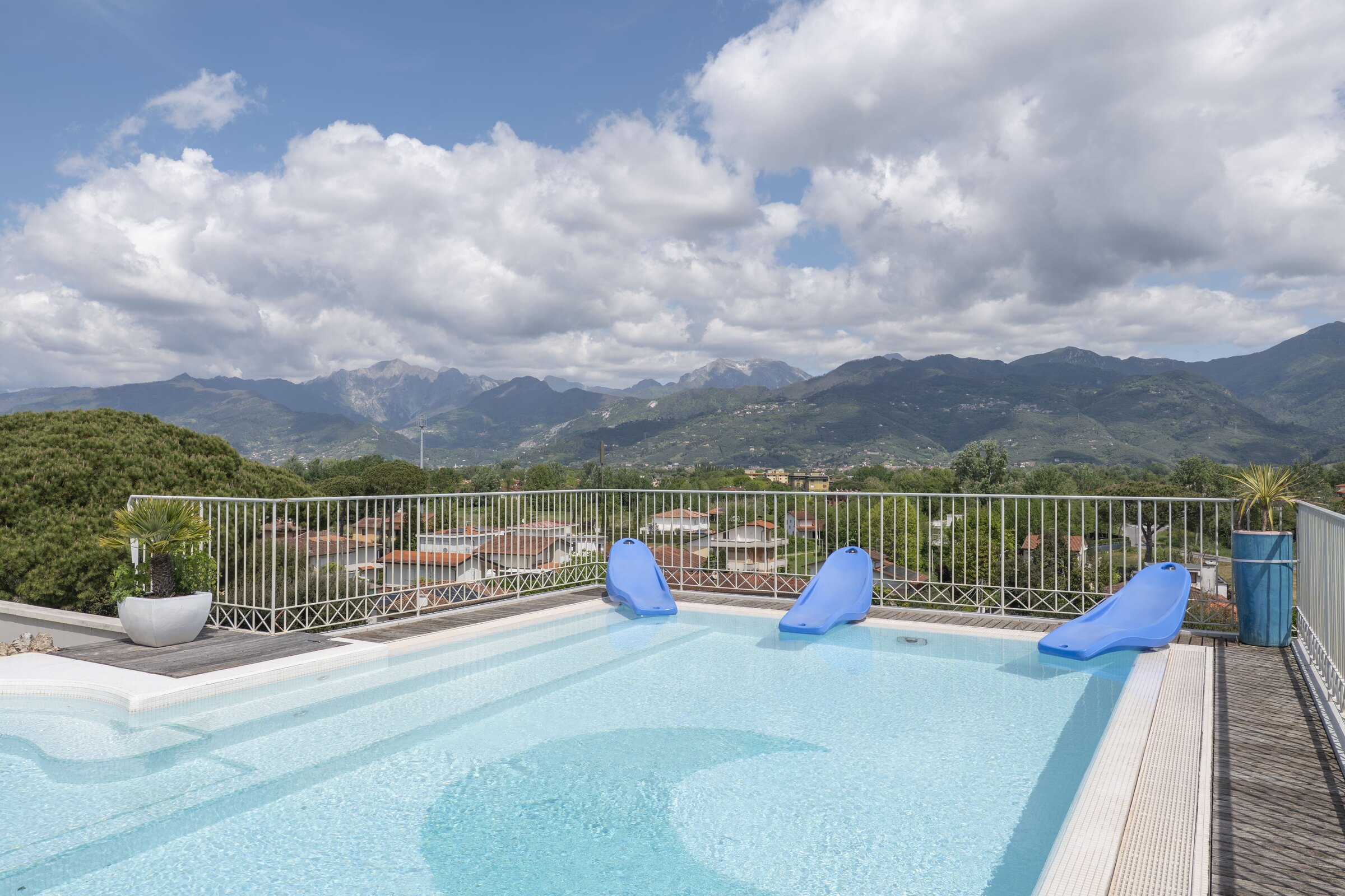 Terrazza con tavolo, pini e vista